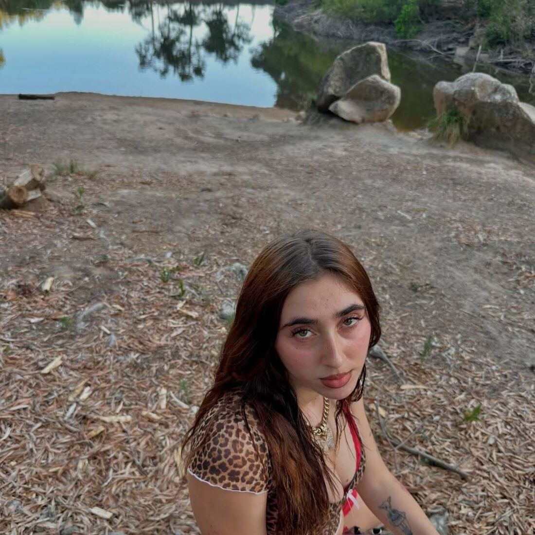 Marie volta a sorrir após polémica e exibe ousadia na praia e piscina