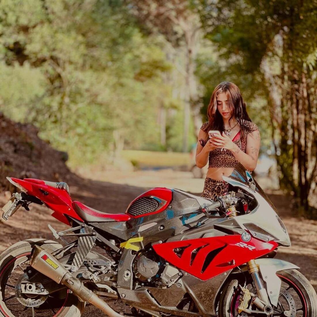 Marie volta a sorrir e mostra-se ousada com fotografias