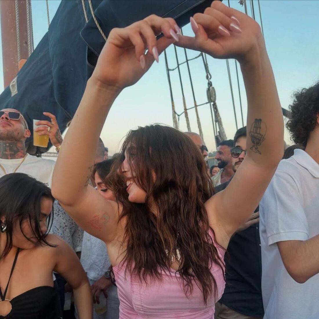 Marie surge sorridente e confiante após período conturbado