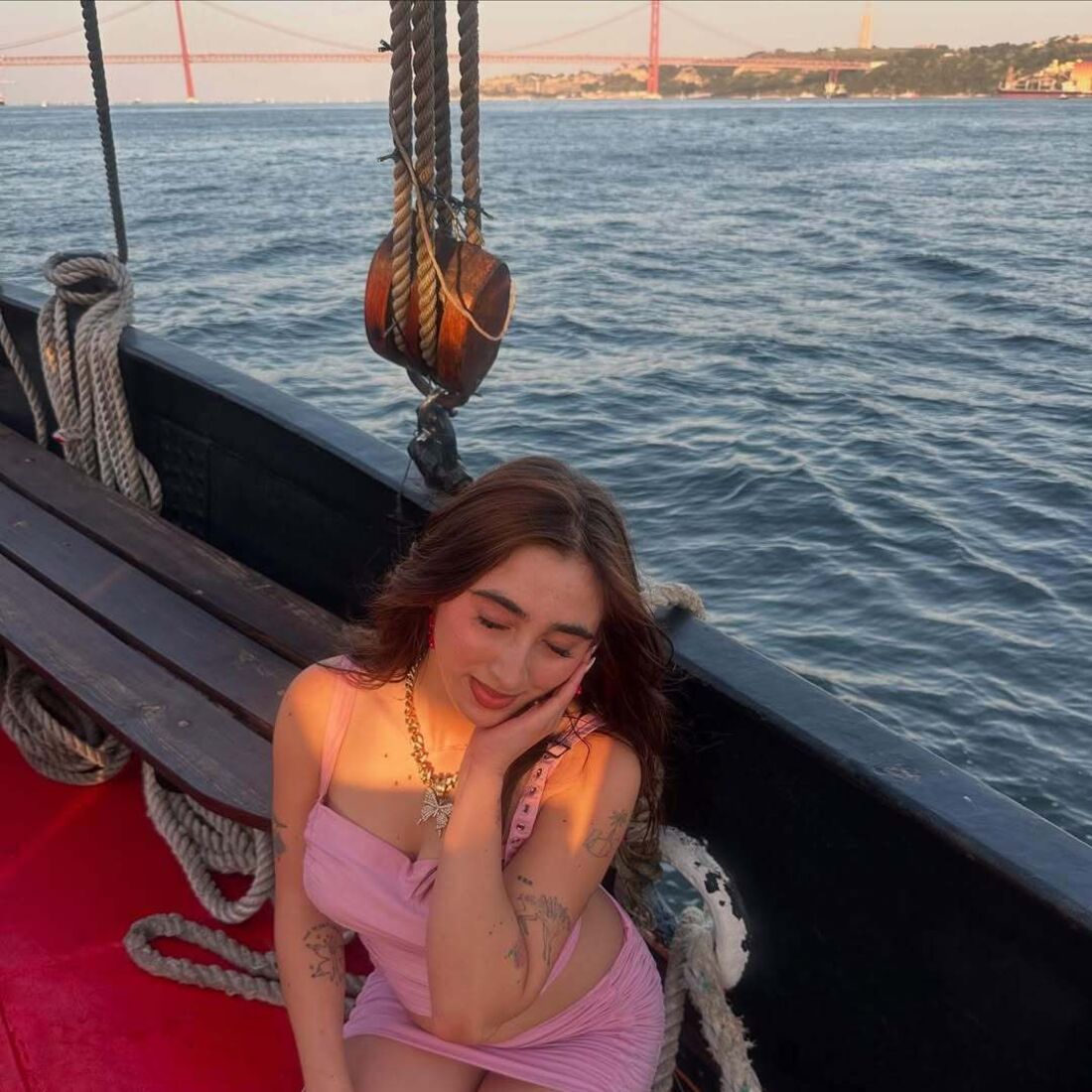 Marie sorri e exibe ousadia após polémica com o ex-companheiro