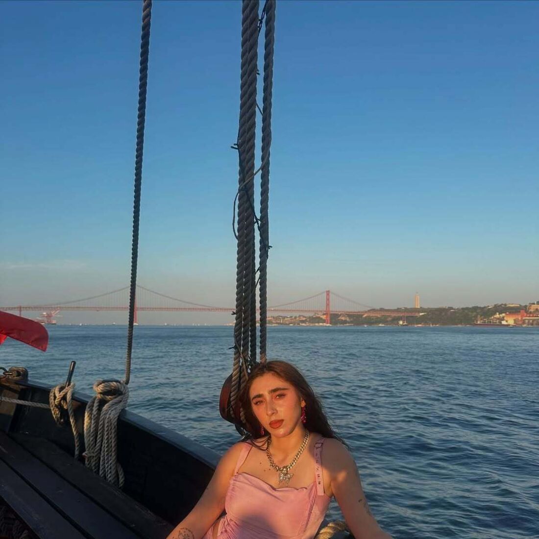 Marie volta a sorrir em Lisboa após polémica com o ex-companheiro