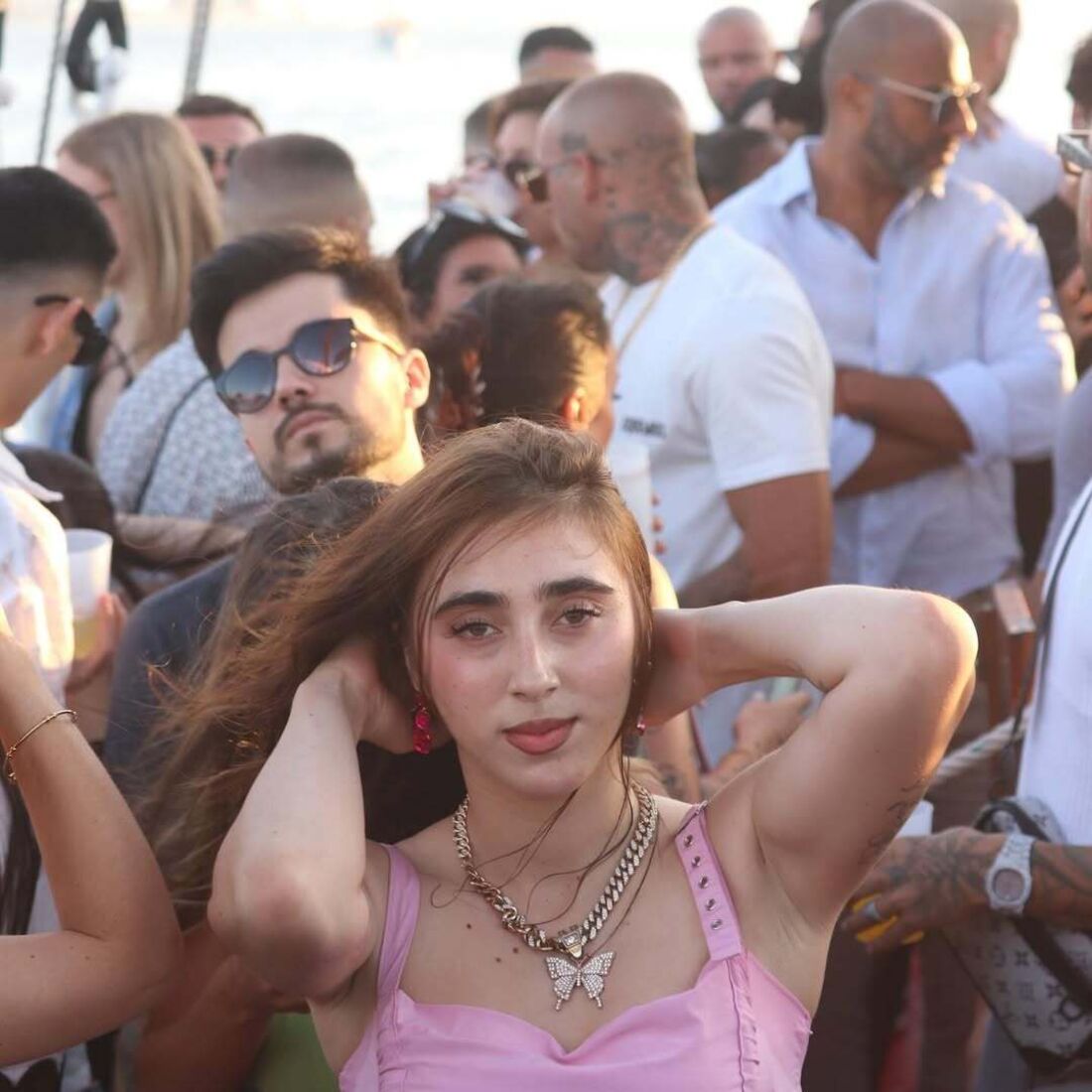 Marie volta a sorrir e mostra-se ousada na praia e na piscina