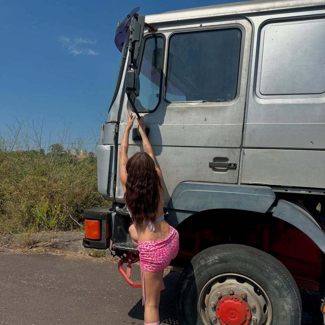 Marie volta a sorrir e mostra ousadia após polémica com o ex