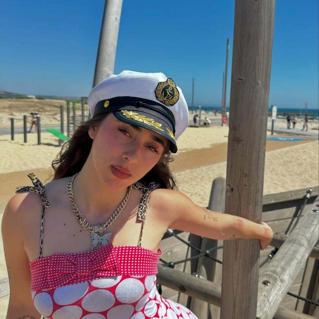 Marie mostra ousadia na praia após polémica e assume bem-estar