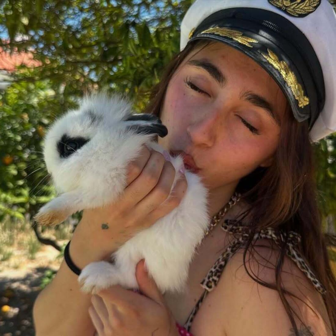 Marie sorri com coelho após polémica e exibe ousadia na praia e piscina