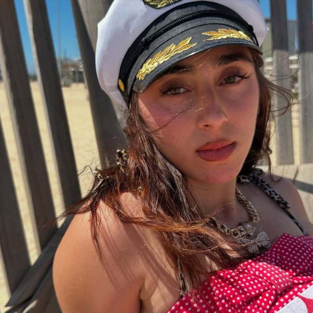 Marie volta a sorrir após polémica, surge ousada na praia e piscina