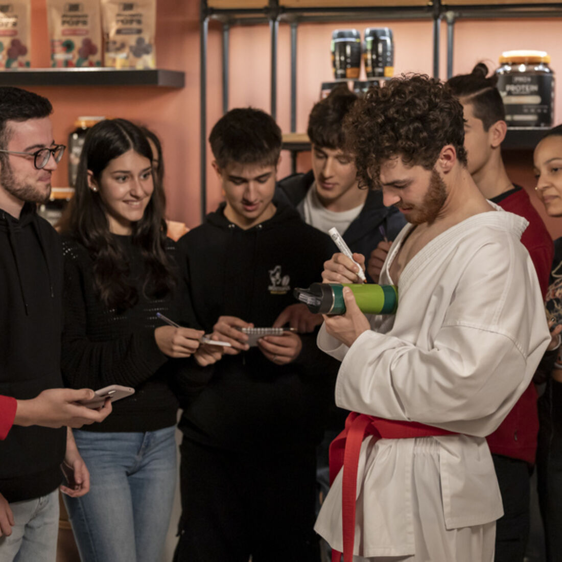 Gonçalo vence competição, beija Aruna e dá autógrafos aos fãs