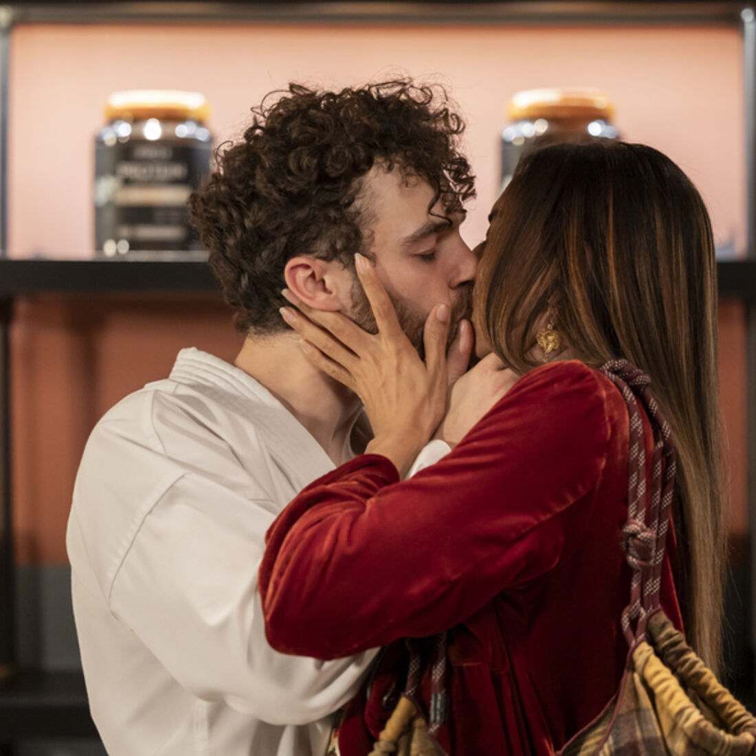 Gonçalo beija Aruna após vencer competição