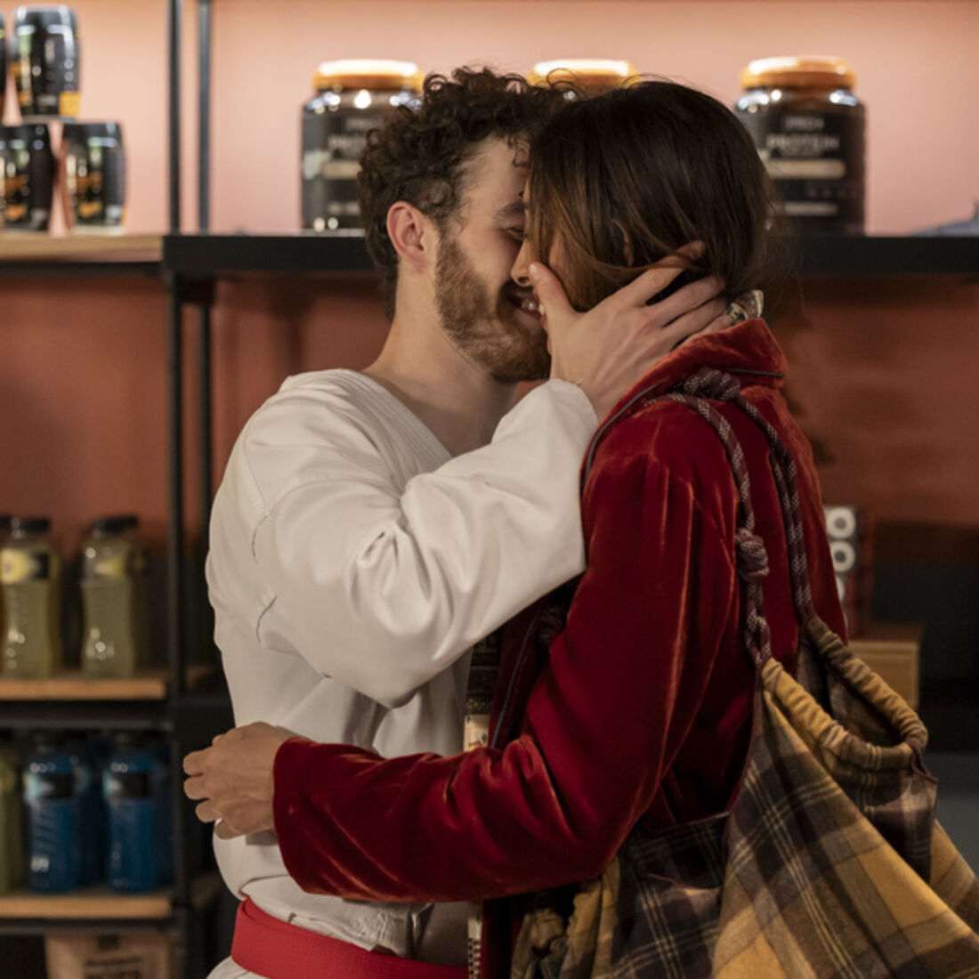 Gonçalo beija Aruna após vencer competição