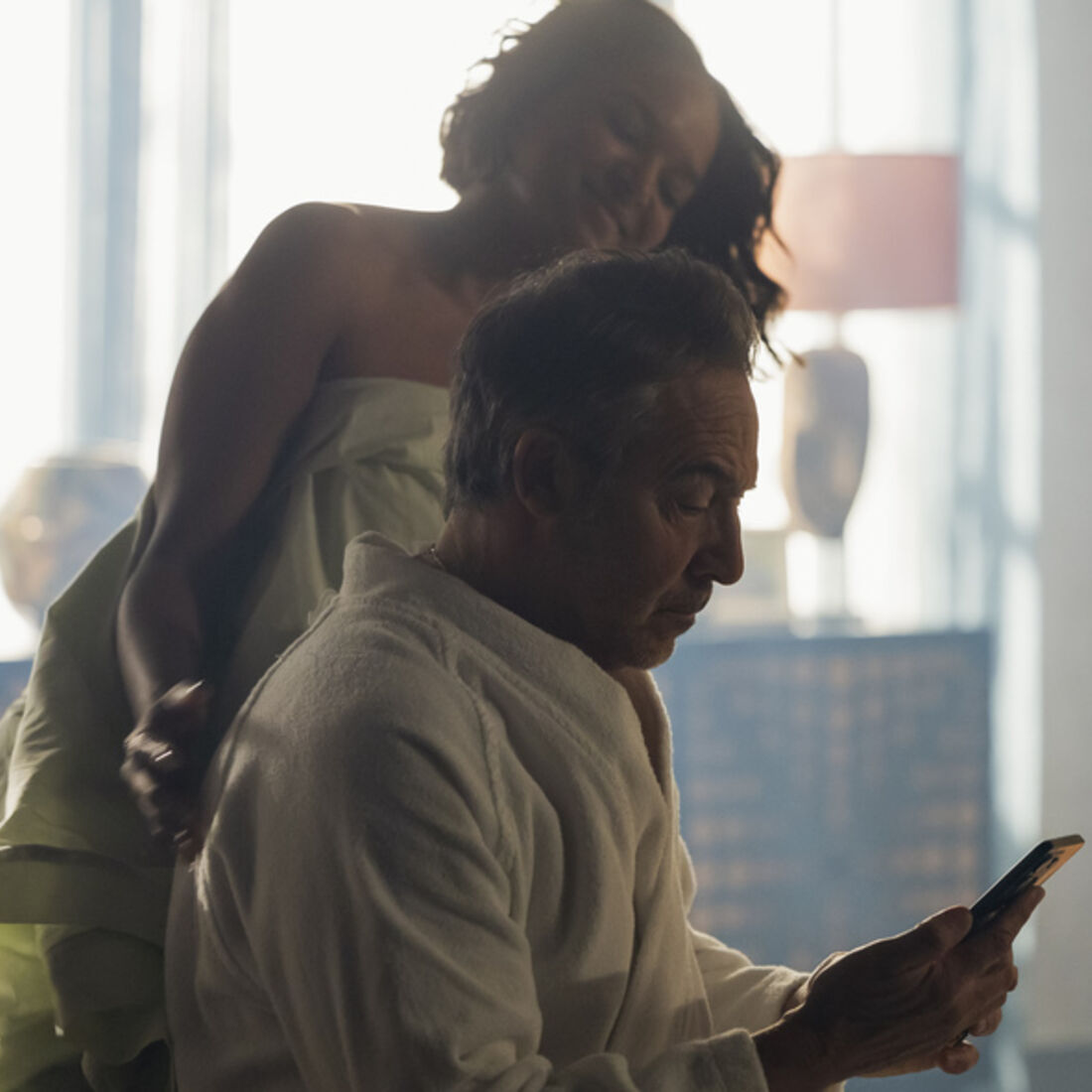 Miguel é apanhado com Daniela na cama, por Januário