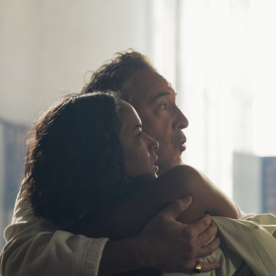 Miguel e Daniela são descobertos por Januário, após casamento com Lukenia