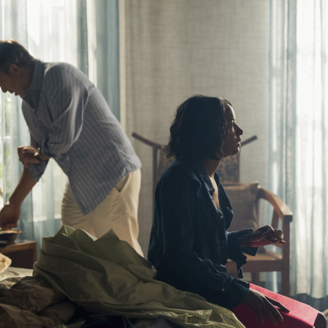 Miguel e Daniela são descobertos por Januário na cama