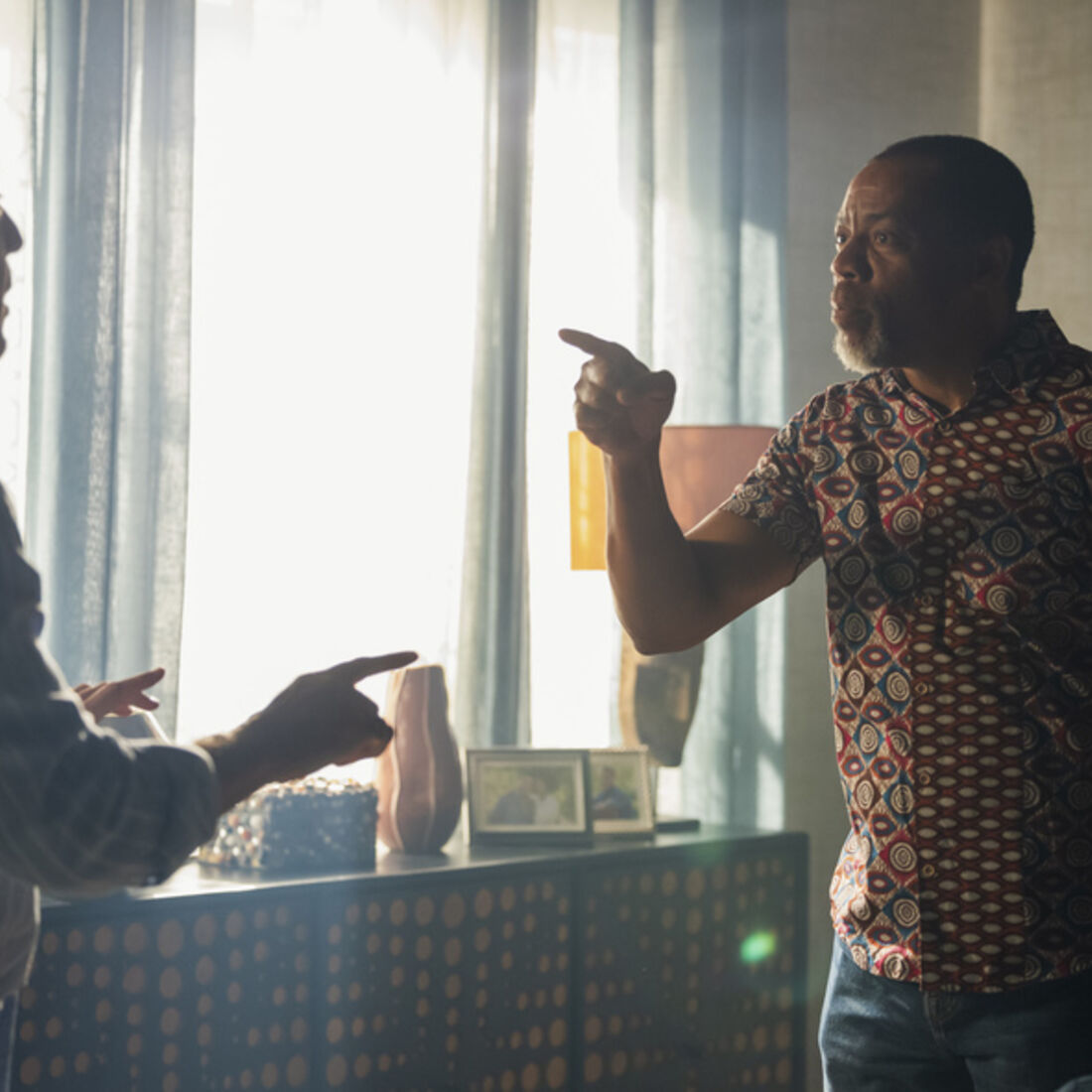 Miguel e Daniela são apanhados por Januário e Lukenia