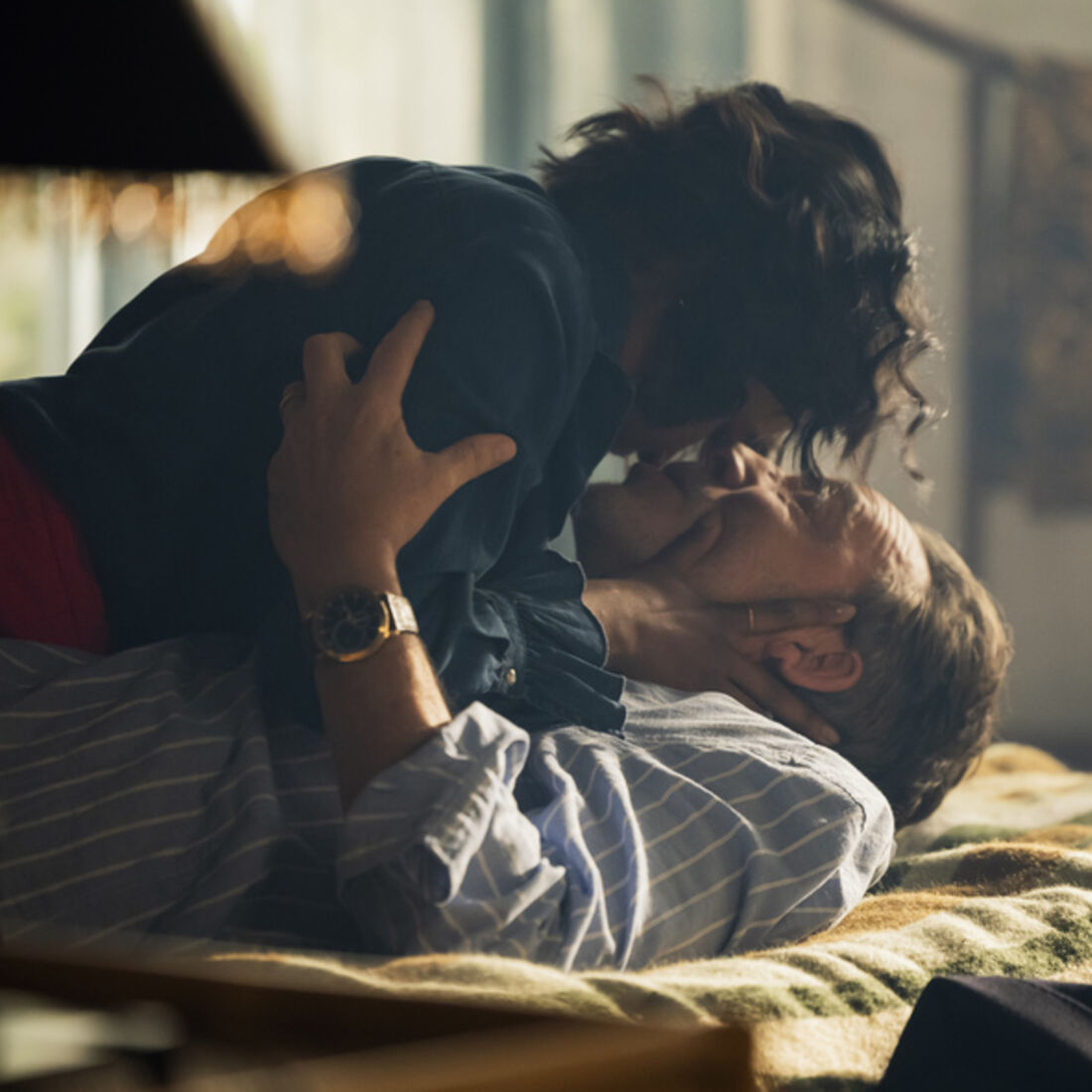 Miguel e Daniela são apanhados por Januário na cama em A Fazenda