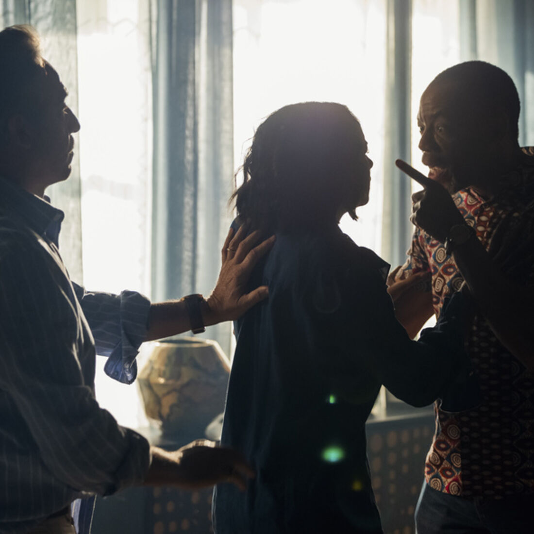 Miguel é apanhado com Daniela por Lukenia e Januário em A Fazenda