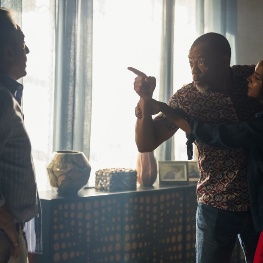 Miguel é apanhado com Daniela por Januário em A Fazenda após casar com Lukenia