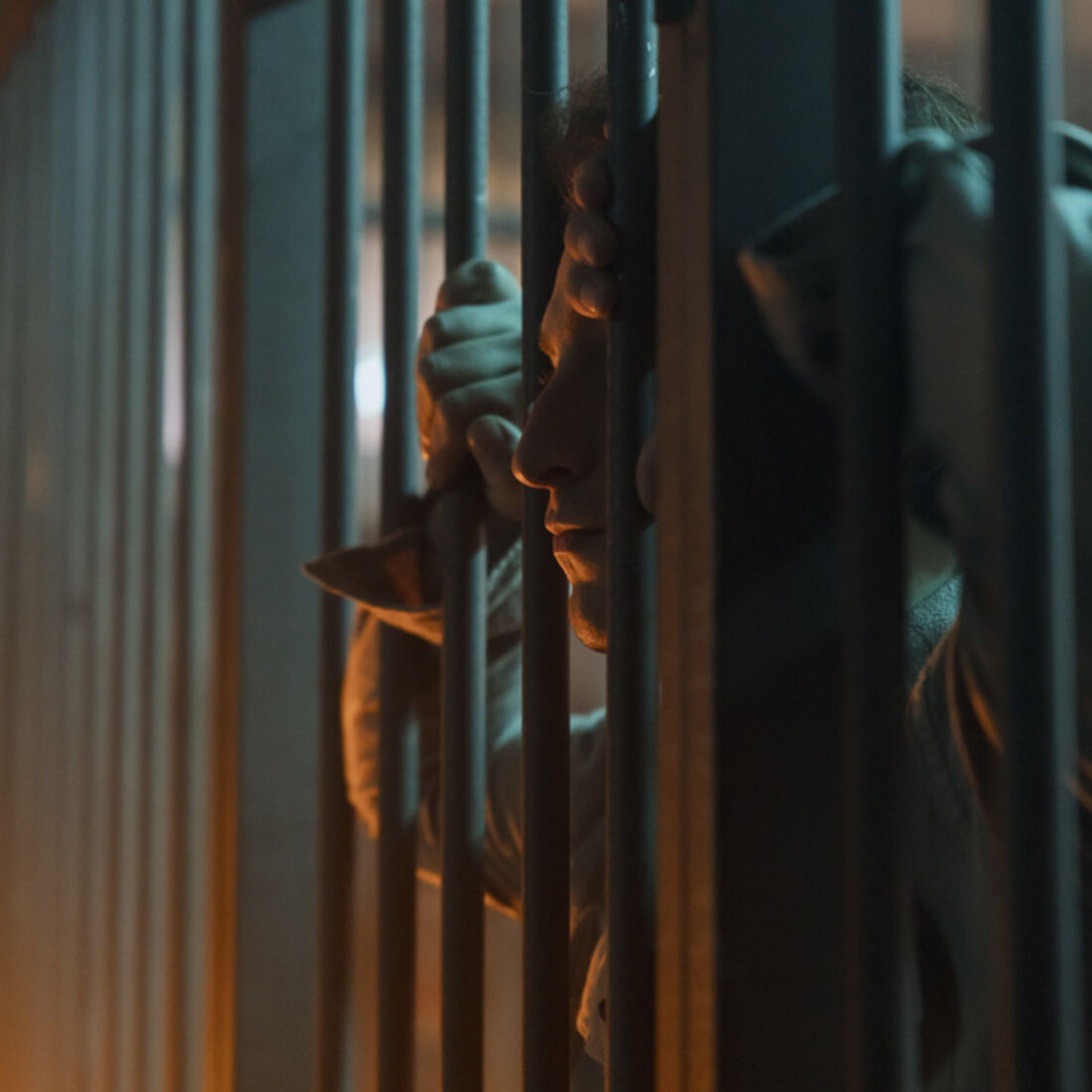 Eva e Joel são presos, acusados de cumplicidade com Alex