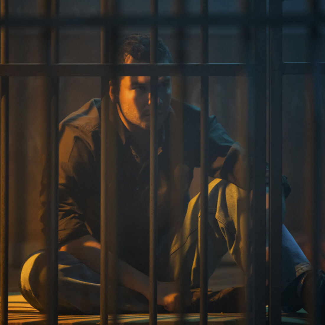 Eva e Joel são presos por suspeita de cumplicidade com Alex.
