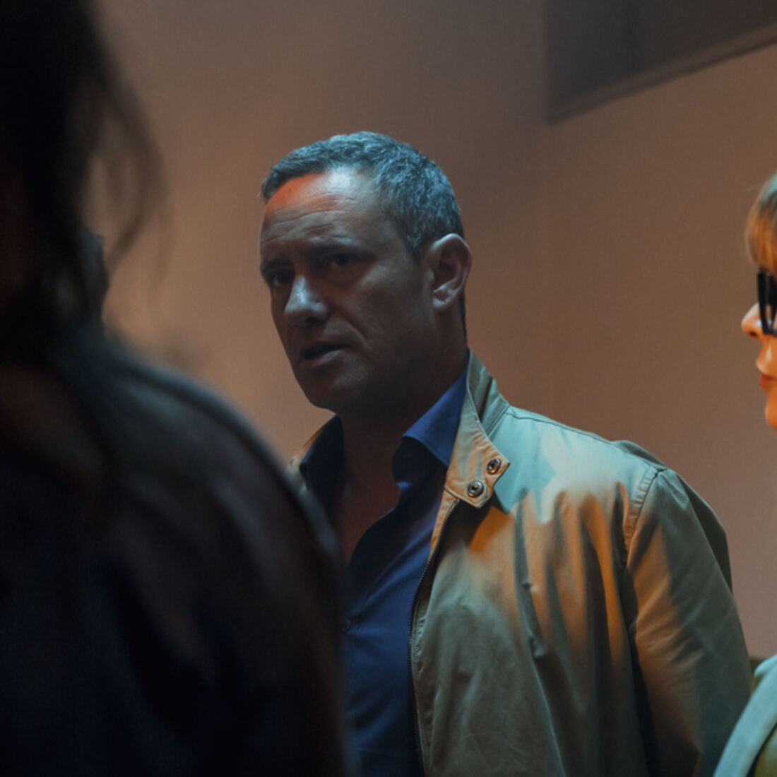 Eva e Joel enfrentam acusações de cumplicidade com Alex e são presos.
