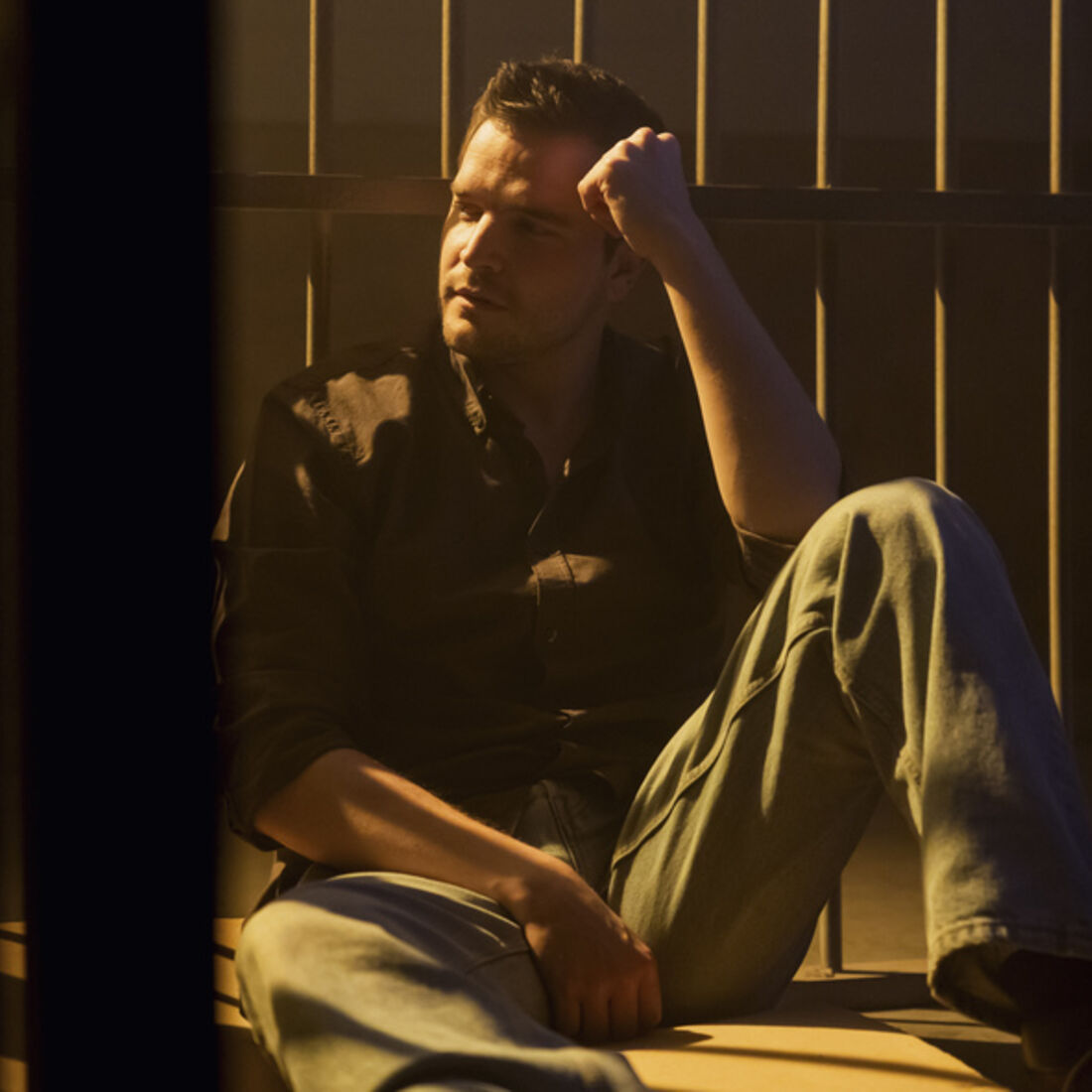 Eva e Joel são presos por cumplicidade com Alex, gerando pânico