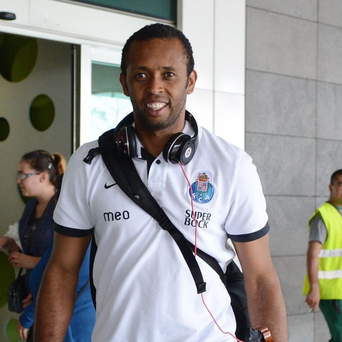 Jogador do FC Porto com auscultadores ao pescoço