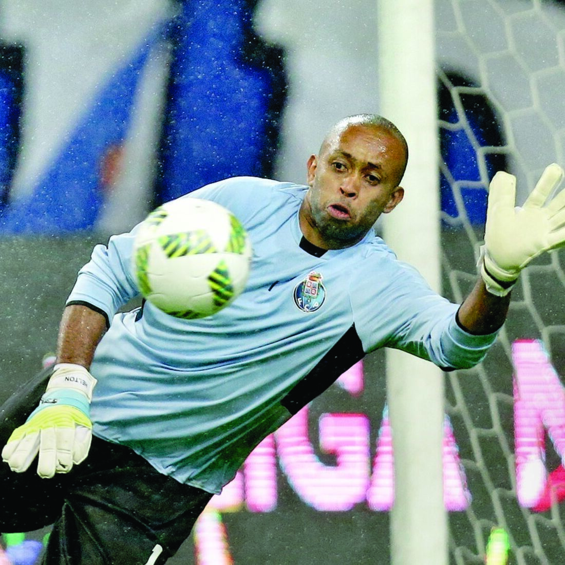 Guarda-redes do FC Porto tenta defender a baliza num jogo