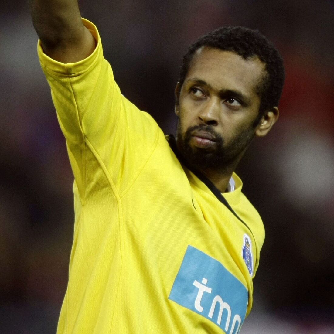 Helton, guarda-redes do FC Porto, levanta o braço durante o jogo