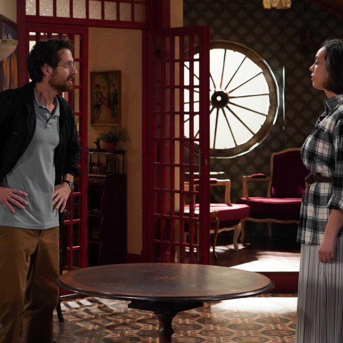 Félix acusa Susana de rapto e coloca-a em perigo. Professor vinga Olívia