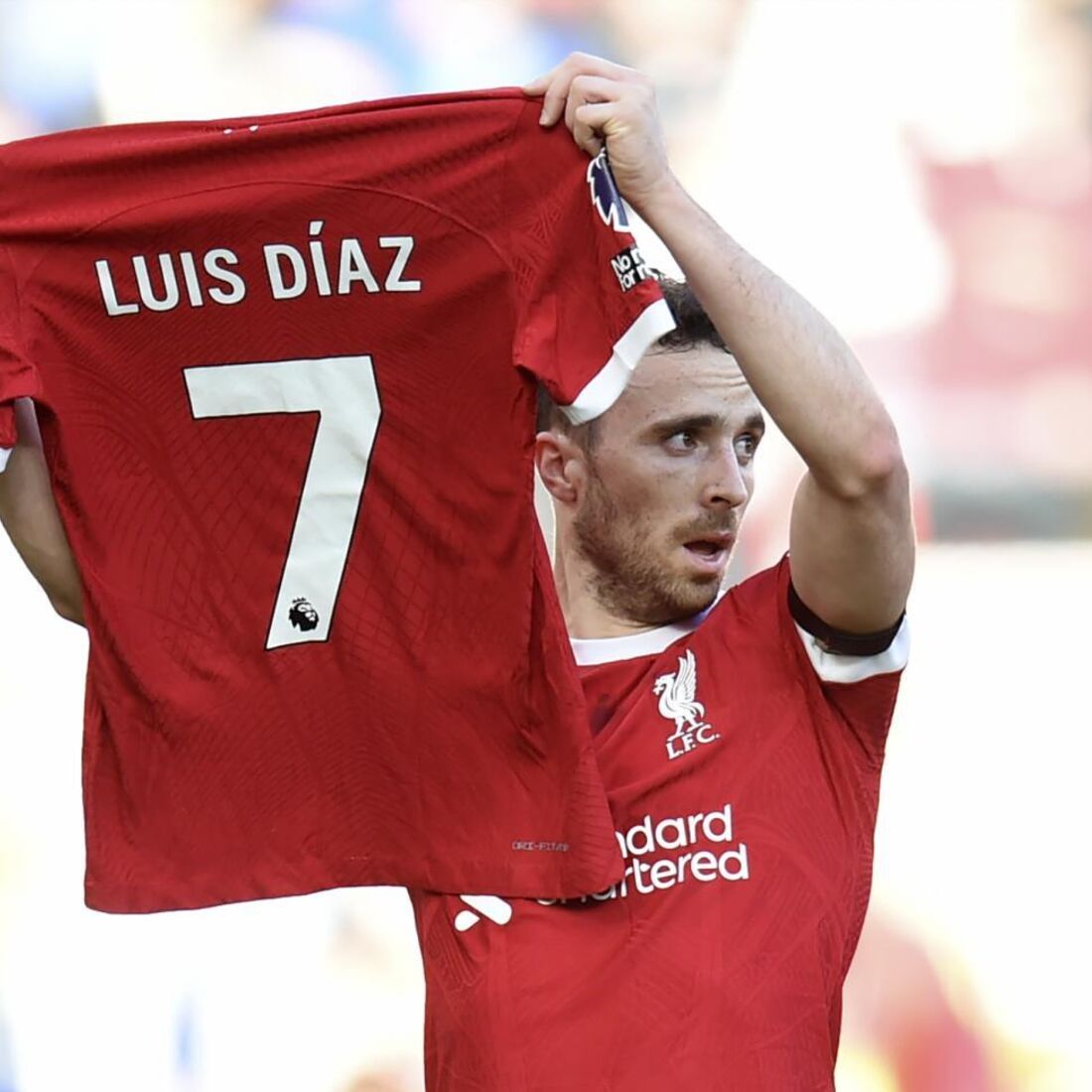 Diogo Jota homenageia Luis Díaz, colega no Liverpool, após polémica