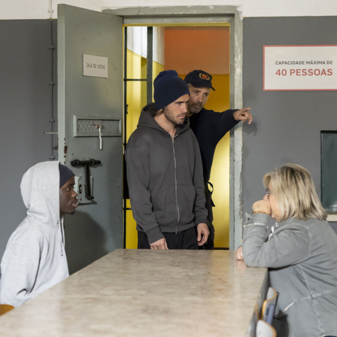 JD sai da prisão com a ajuda da polícia, sem saber o paradeiro de Mariana.
