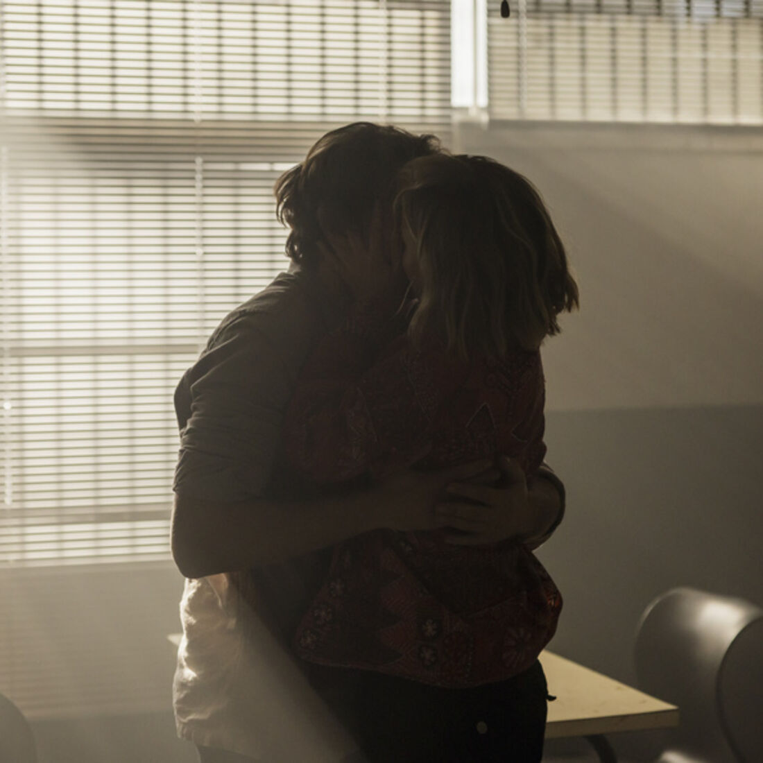 Júlia declara o seu amor a Alex e tenta tirá-lo da cadeia