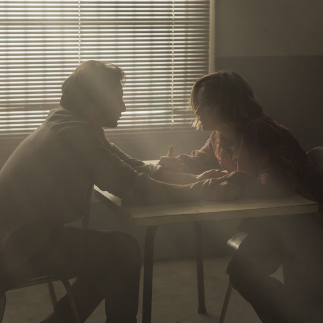 Júlia confronta o pai para libertar Alex da prisão