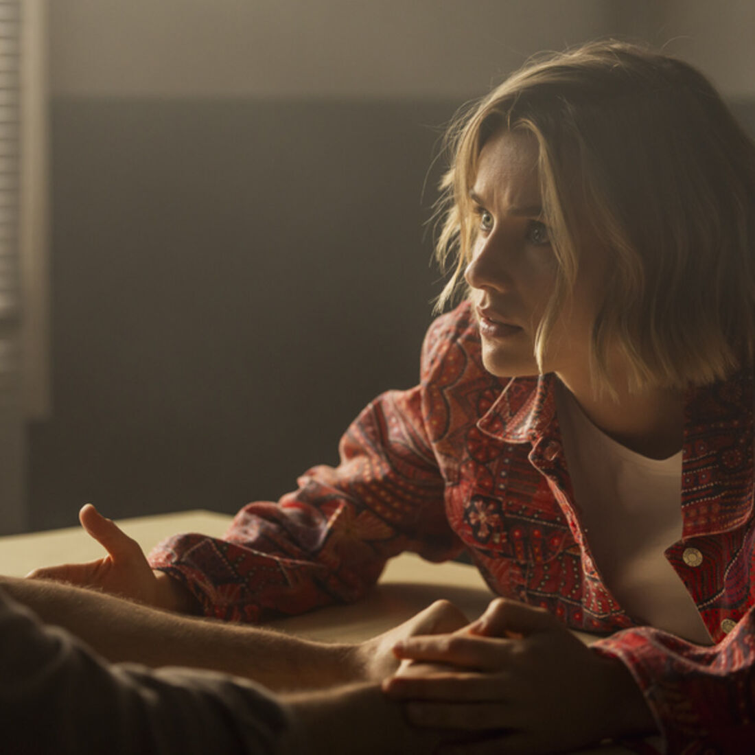 Júlia confronta Alex, ameaçando entregar-se à polícia