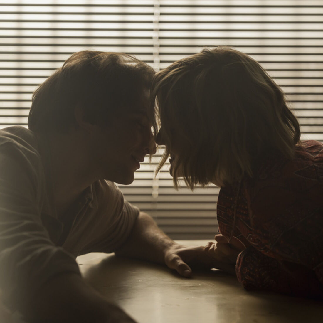 Júlia desespera para libertar Alex e confronta o pai com ultimato.
