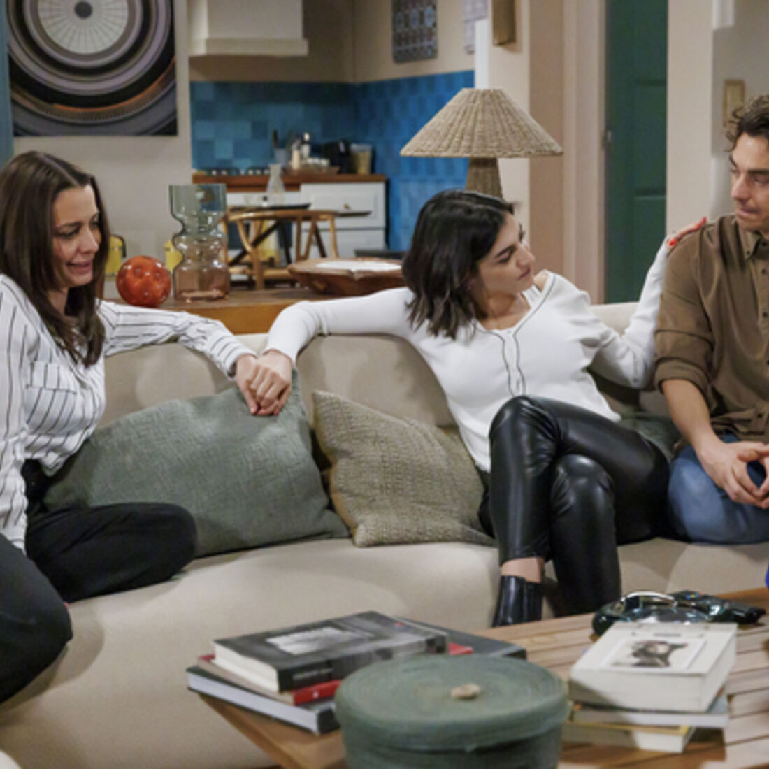 Gonçalo e Beatriz convencem homem a denunciar Vicente e forçam regresso do capitão a Portugal.
