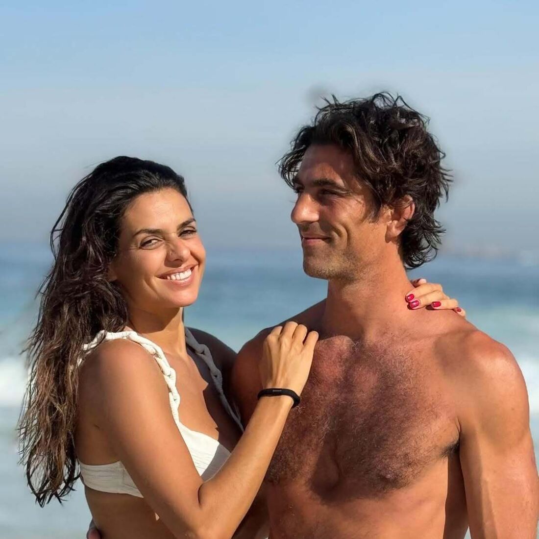 Cuca Roseta e Manu Rodrigues mostram paixão na praia