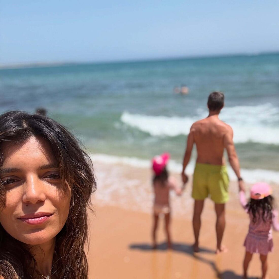Daniel Oliveira e Andreia Rodrigues desfrutam de férias em família na praia