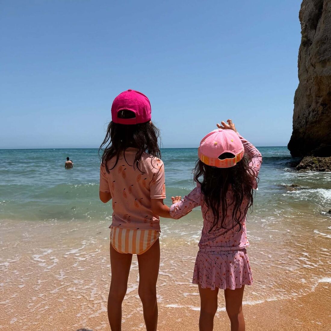 Daniel Oliveira e Andreia Rodrigues desfrutam de férias em família.
