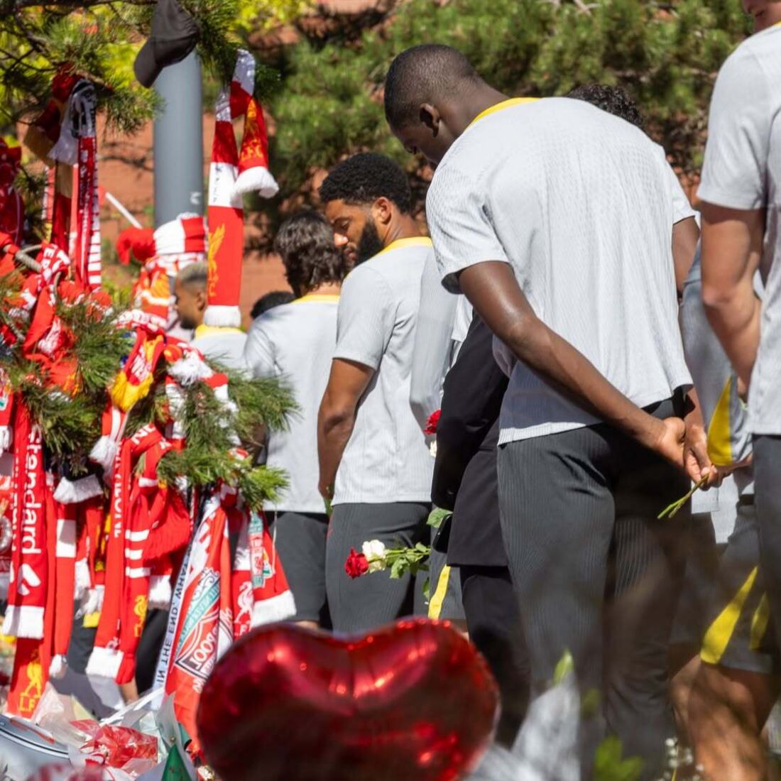 Homenagens a Diogo Jota em Liverpool, com Rute Cardoso e ex-colegas.
