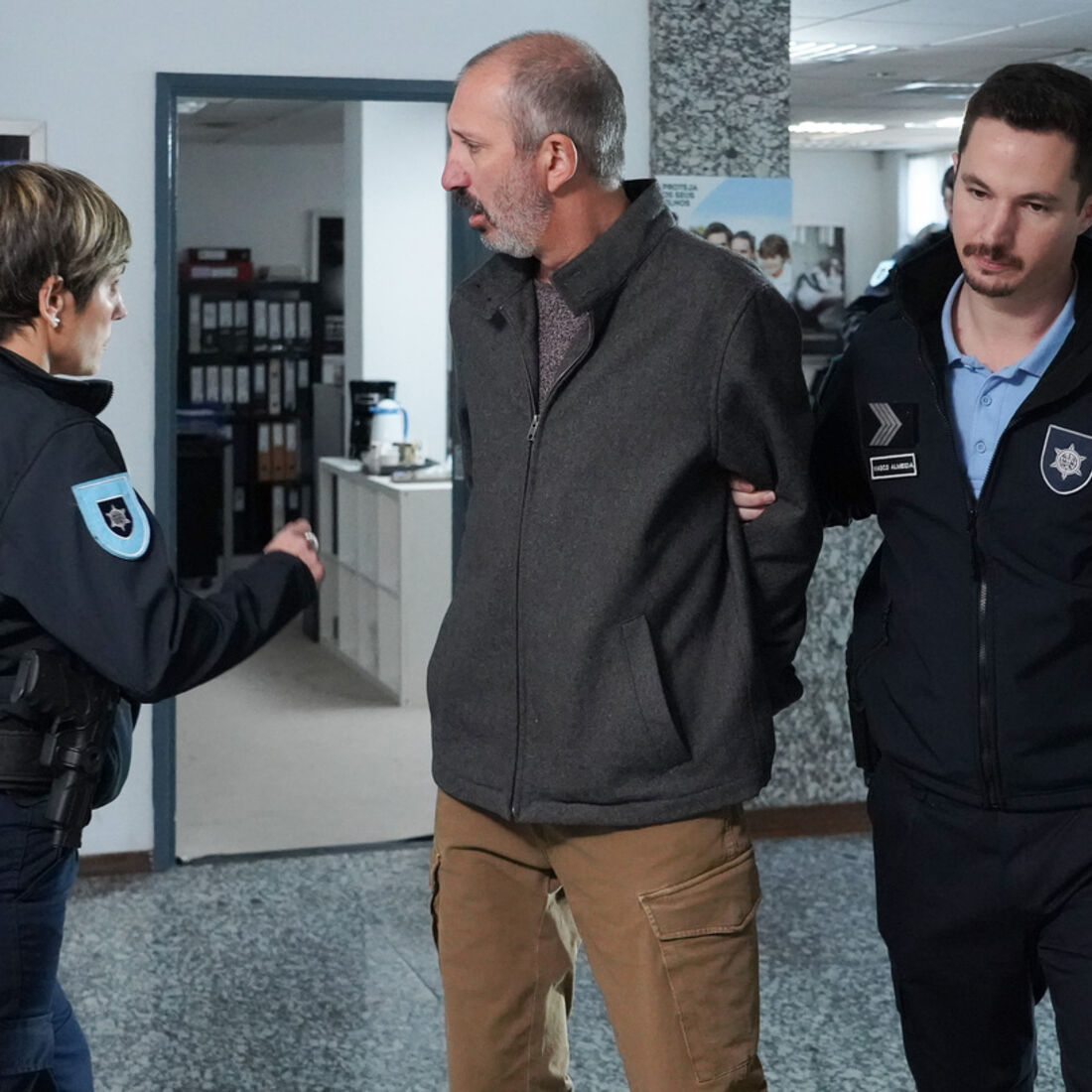 Clara prende o autor do atentado a Sofia e Beatriz. Vicente planeou tudo