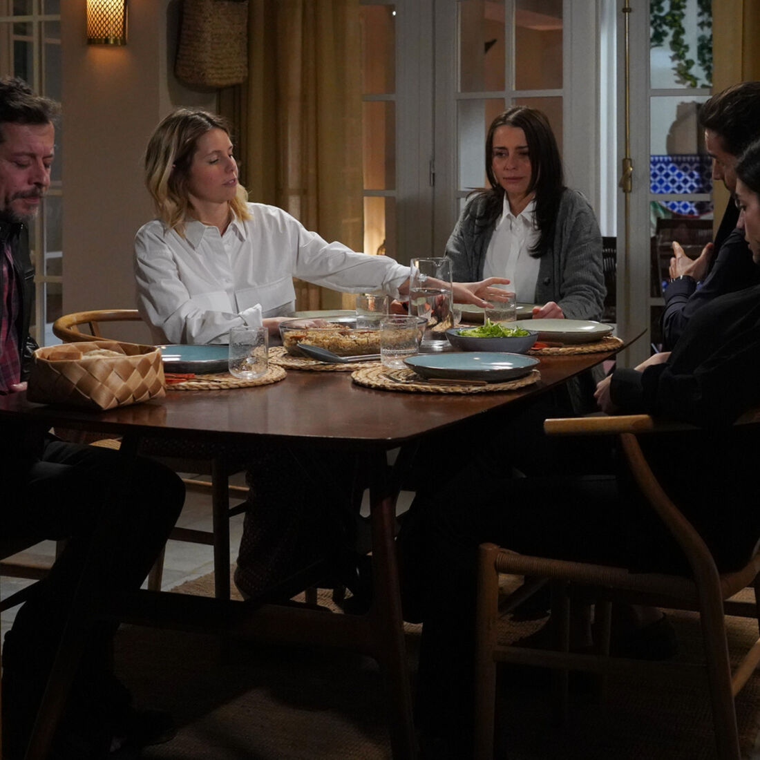 Sofia teme pela vida e arma-se contra Vicente em 'A Herança'.
