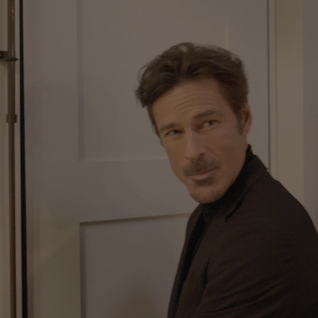 Jorge celebra conquista de barra de ouro e fortuna.
