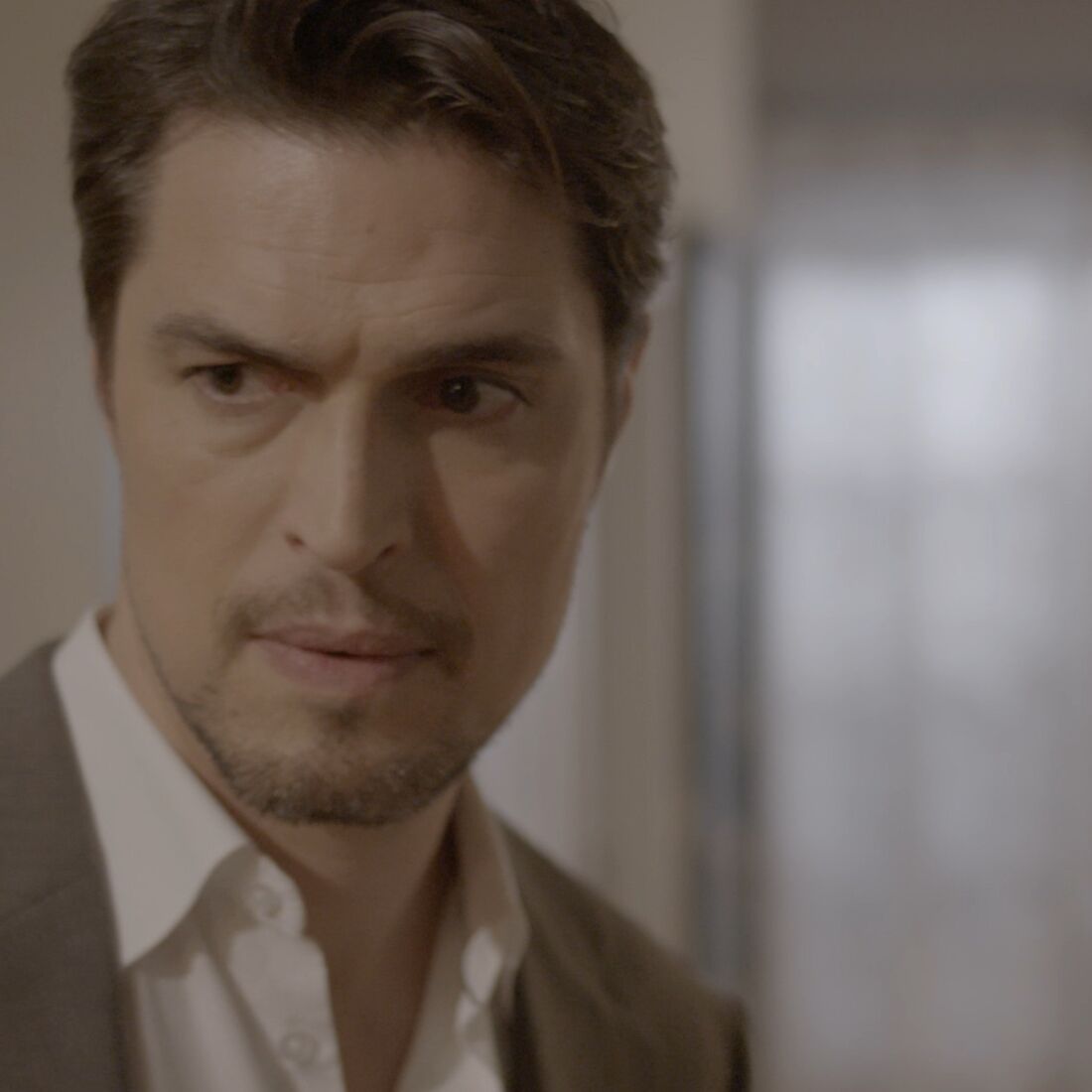 Jorge rouba Virgílio e ganha milhões após encontrar barra de ouro.
