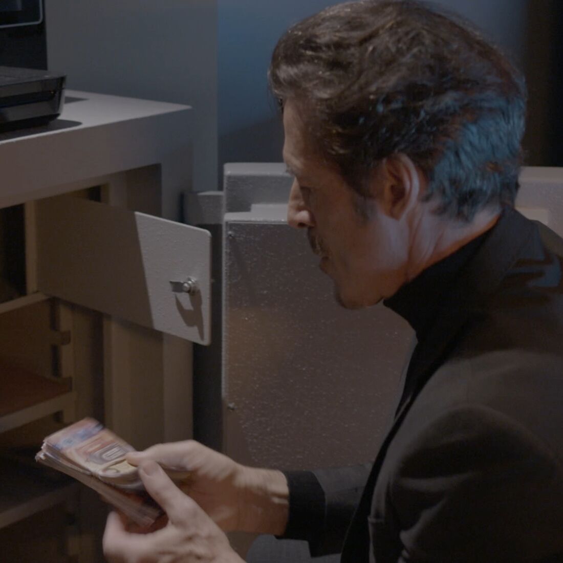 Jorge rouba Virgílio, encontrando ouro