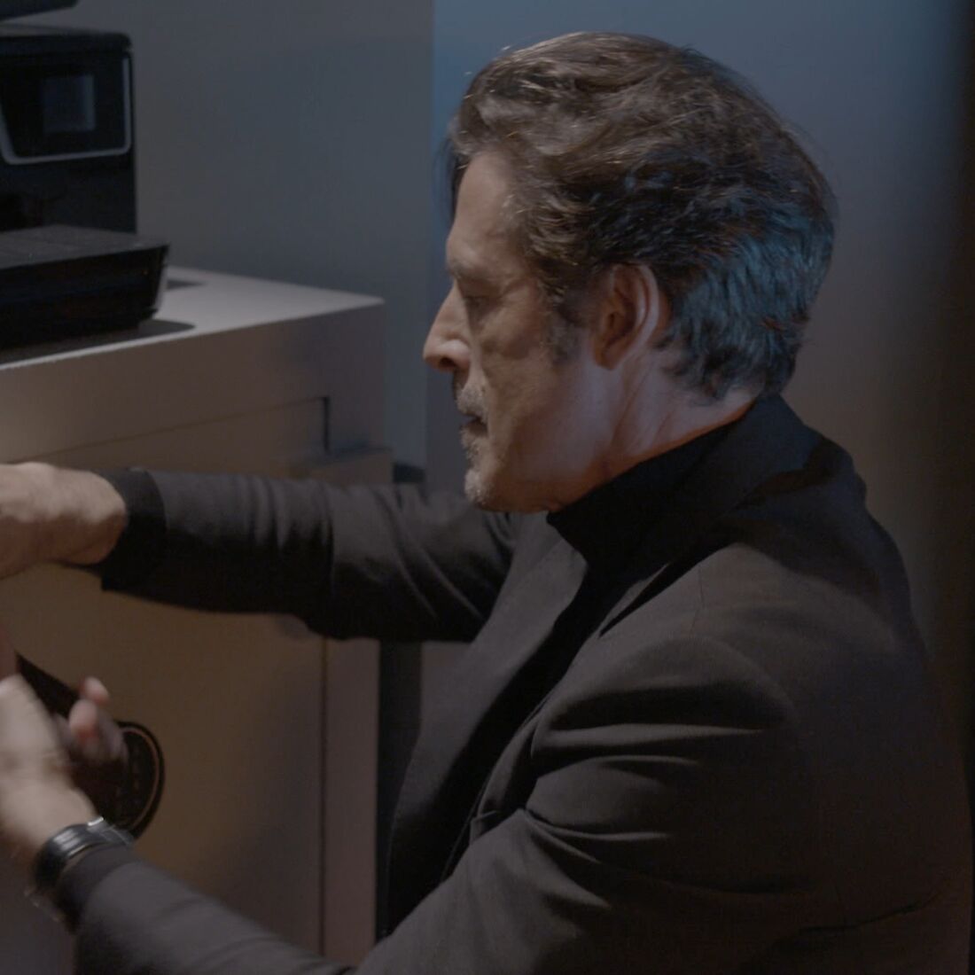 Jorge rouba barra de ouro a Virgílio e torna-se milionário