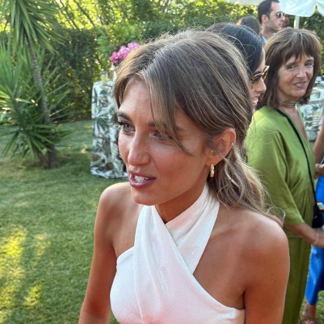 Casal de pivôs, João Póvoa Marinheiro e Nelma Serpa Pinto, celebra o amor com amigos