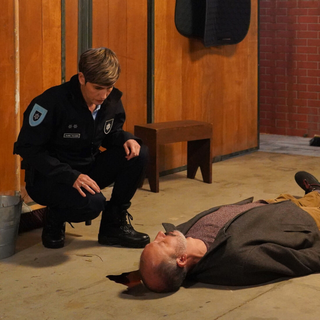 Clara e Gonçalo na novela 'A Herança' encontram Cunha morto