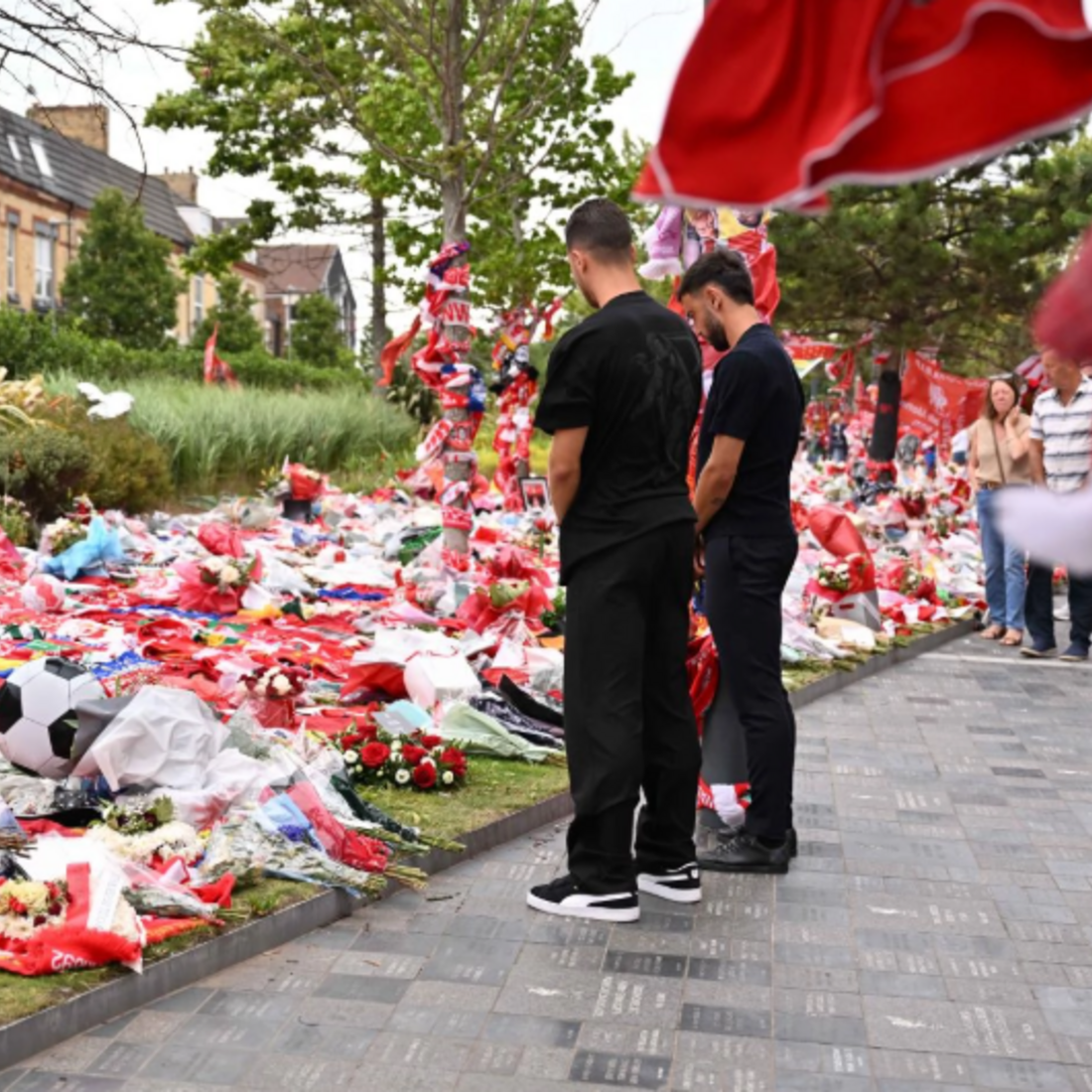 Bruno Fernandes, Dalot e Amorim foram a Anfield prestar homenagem a Diogo Jota e André Silva