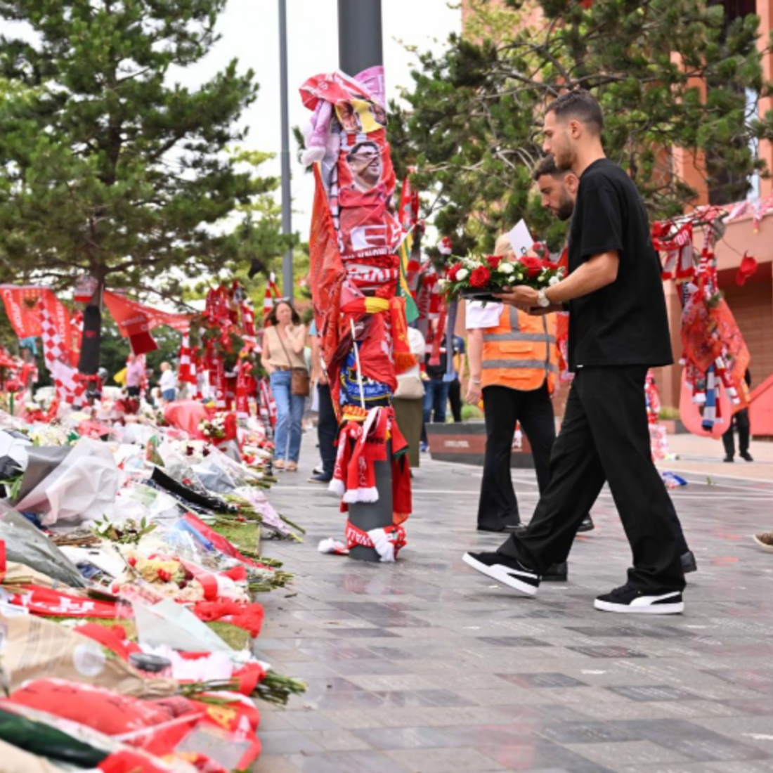 Bruno Fernandes, Dalot e Amorim foram a Anfield prestar homenagem a Diogo Jota e André Silva