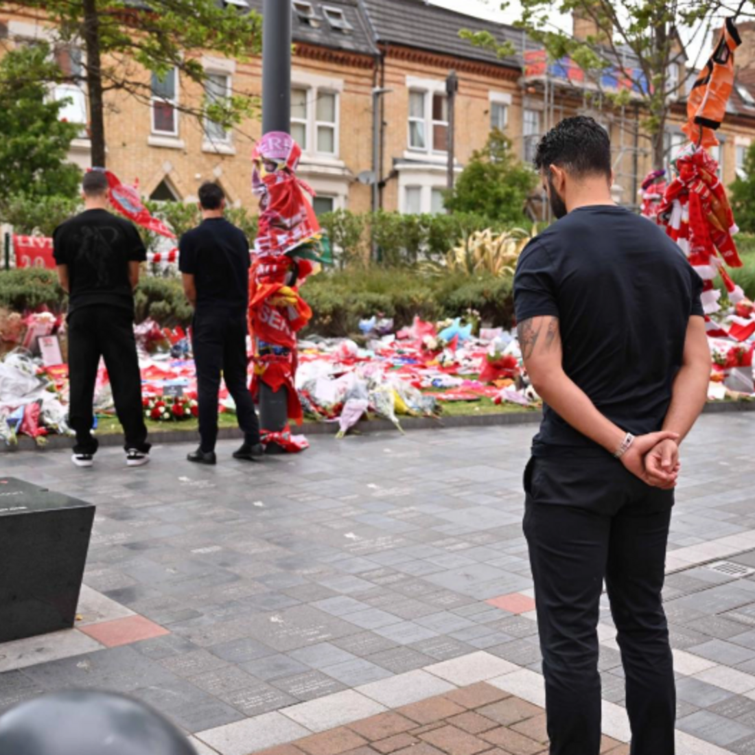 Bruno Fernandes, Dalot e Amorim foram a Anfield prestar homenagem a Diogo Jota e André Silva